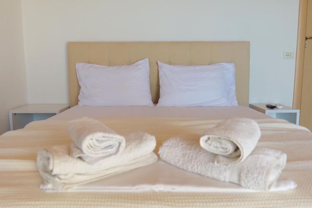 Alex & Sofi Hotel Himare Bagian luar foto