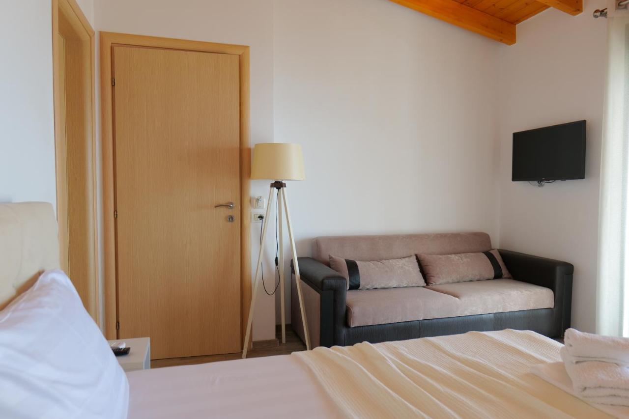 Alex & Sofi Hotel Himare Bagian luar foto