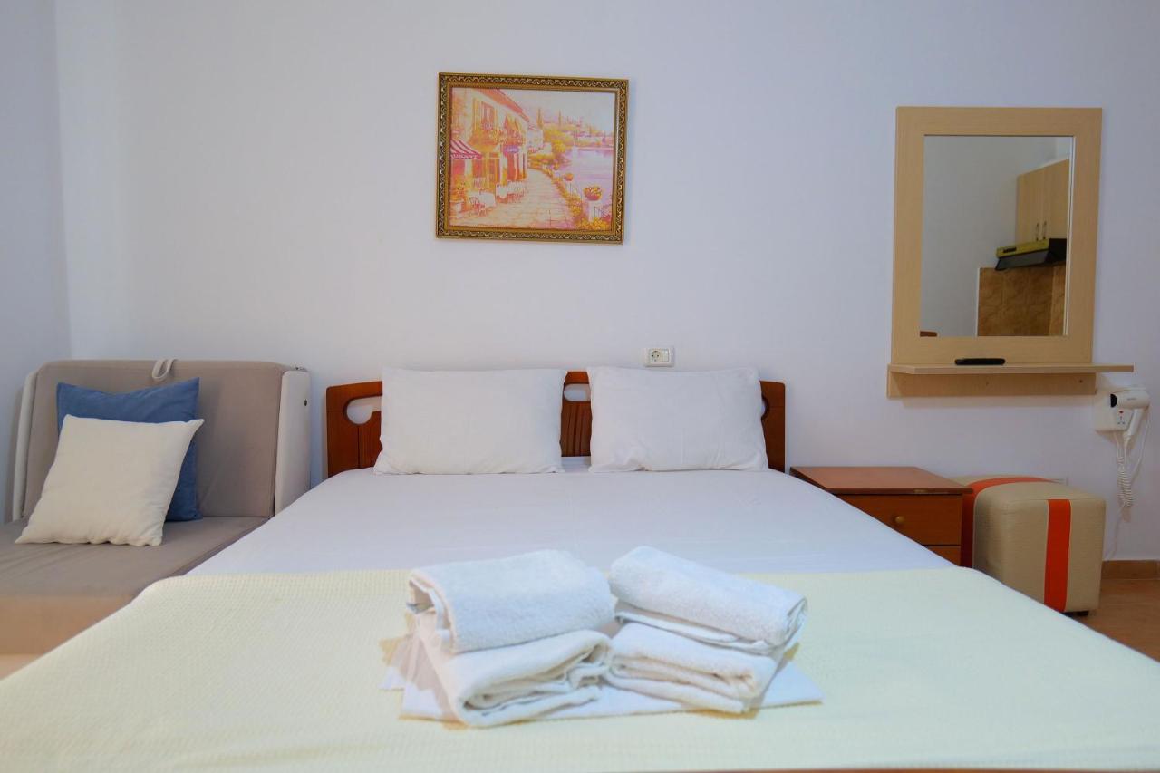 Alex & Sofi Hotel Himare Bagian luar foto