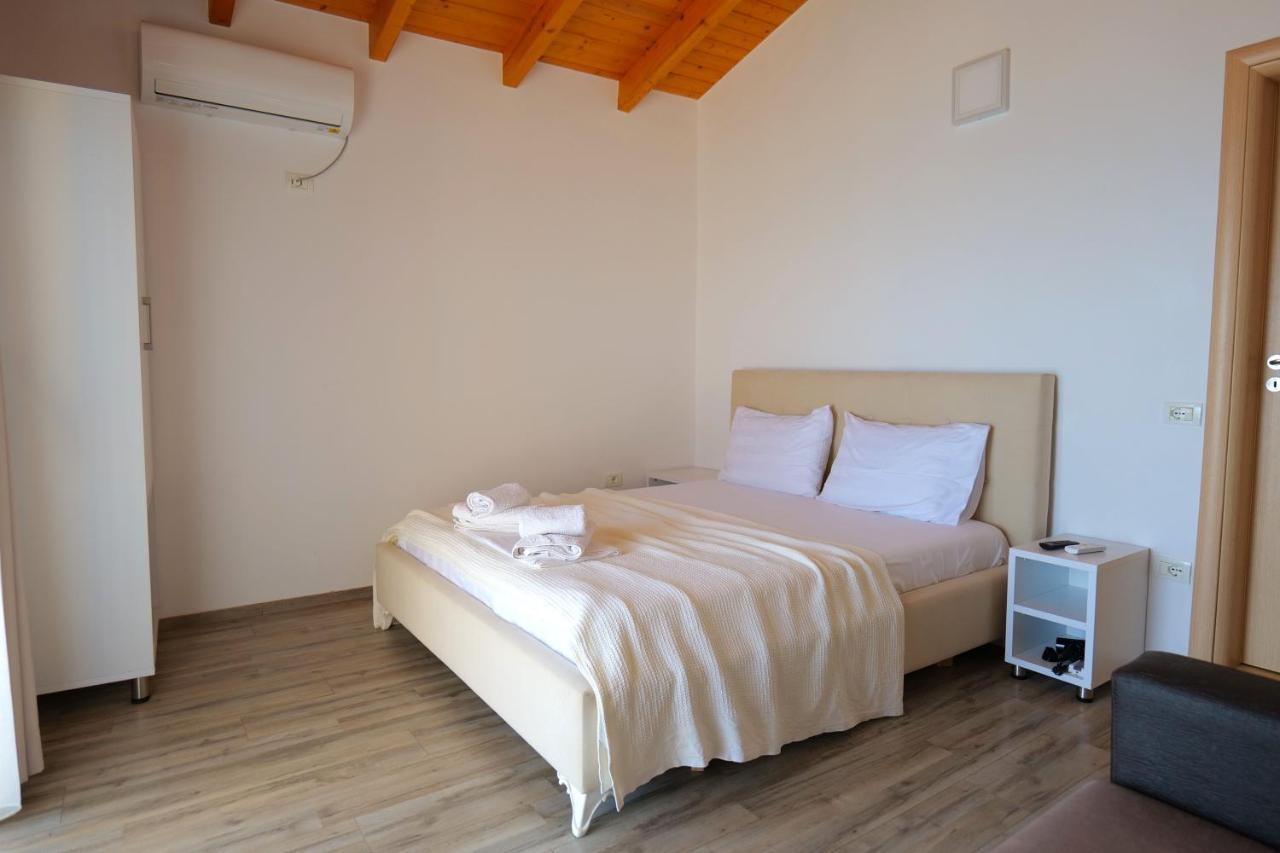 Alex & Sofi Hotel Himare Bagian luar foto
